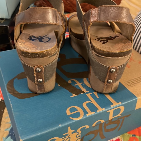 OTBT Bushnell Wedges Sz 10 in Pewter - Picture 3 of 9